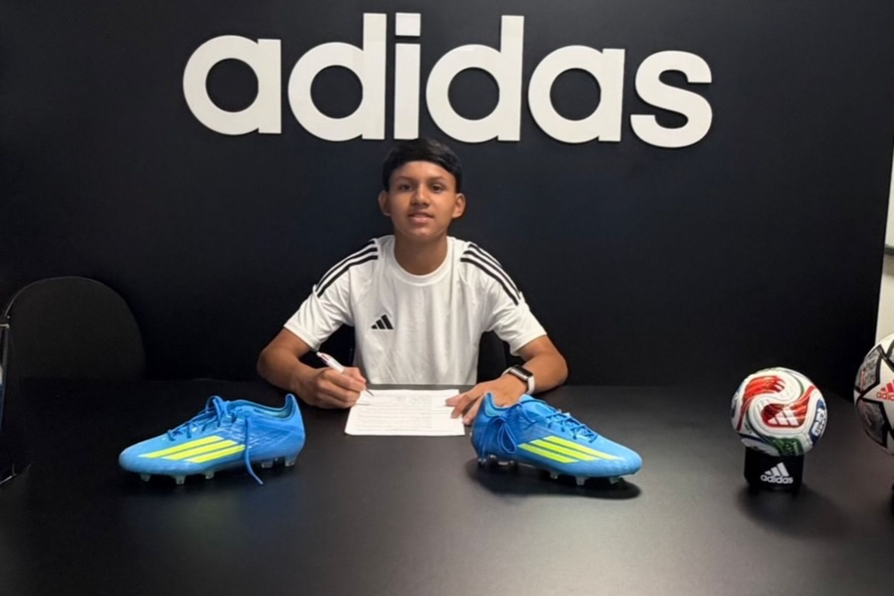 Jovem da base do Cruzeiro assina contrato com a Adidas e passa a ser patrocinado