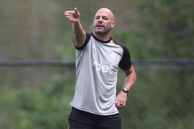 Botafogo demite Franclim Carvalho e promove mais mudanças na comissão técnica
