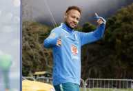 Neymar aparece no gramado em treino da Seleção na Granja Comary; saiba