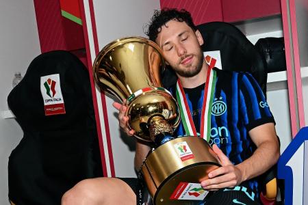 Carlos Augusto com a taça após vitória do título da Copa Itália