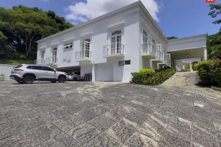 Mansão está à venda por R$ 18 milhões
