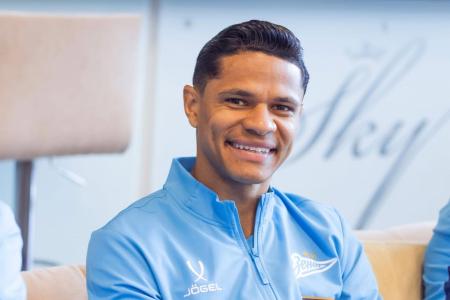 Douglas Santos em viagem pelo clube Zenit em 2026