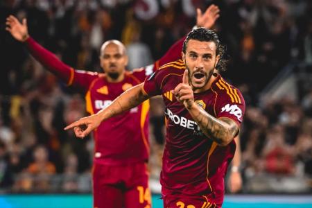 Roma comemora gol em jogo contra Fiorentina pelo Campeonato Italiano
