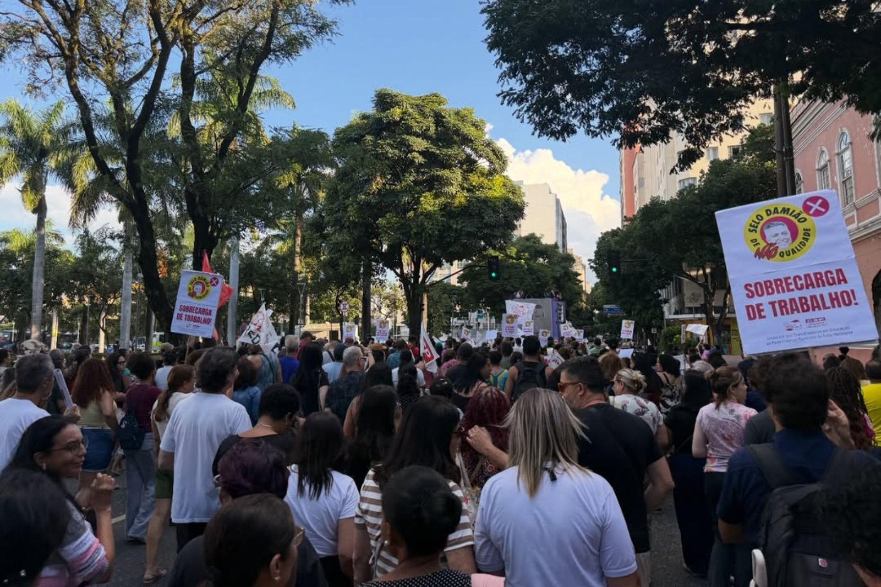 Professores de BH definem data para discutir fim de greve