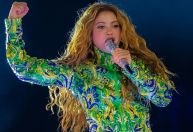 Shakira usa look com 600 mil cristais inspirado na bandeira do Brasil