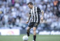 Meia-atacante do Atlético sente dores e deixa jogo contra o Botafogo