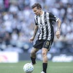 Meia-atacante do Atlético sente dores e deixa jogo contra o Botafogo