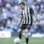 Meia-atacante do Atlético sente dores e deixa jogo contra o Botafogo