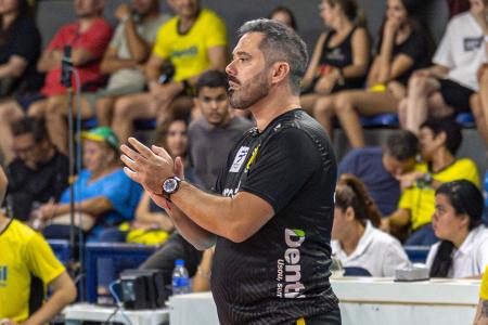 Técnico Rui Moreira em jogo do entil Praia Clube