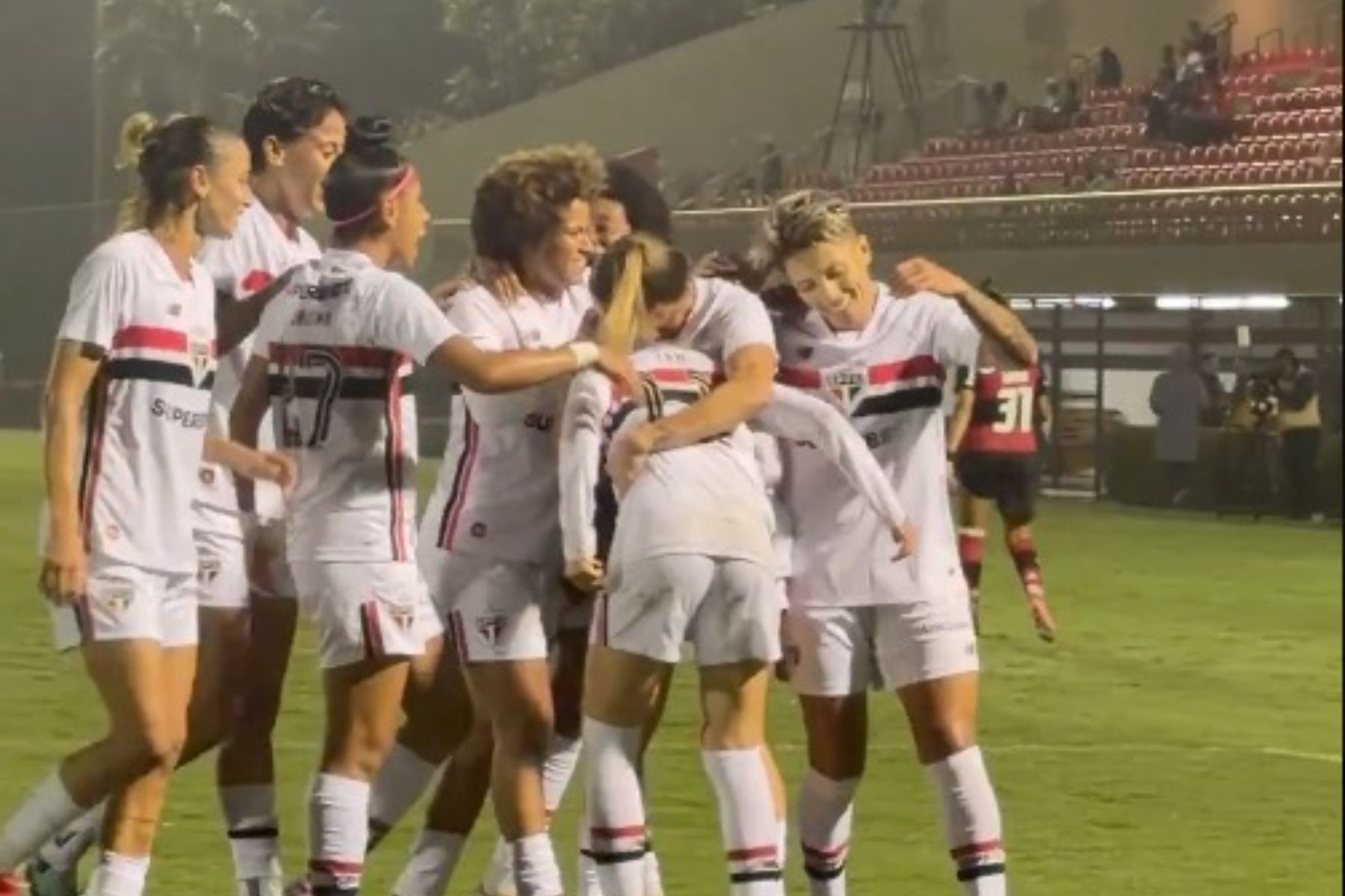 São Paulo bate Flamengo e encosta na liderança do Brasileiro Feminino