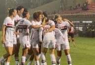 São Paulo bate Flamengo e encosta na liderança do Brasileiro Feminino