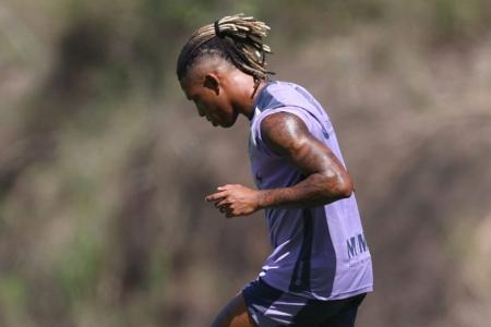 Danilo durante treinamento pelo Botafogo em 2026