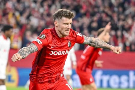 Lukas Kübler comemora gol pelo Freiburg