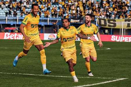 Rómulo Otero comemora gol pelo Criciúma