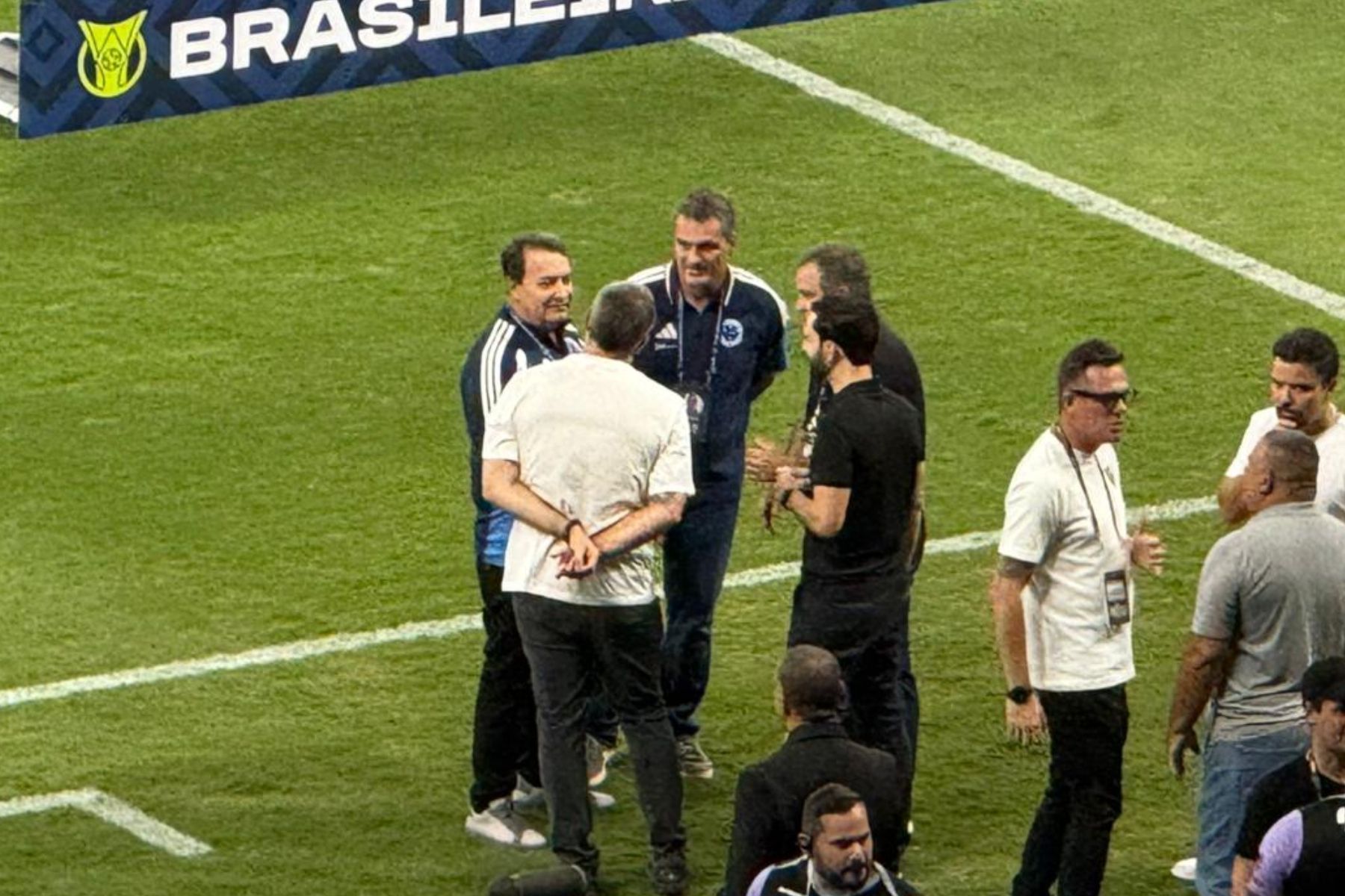 Dirigentes de Cruzeiro e Atlético têm 'resenha' no Mineirão antes de clássico