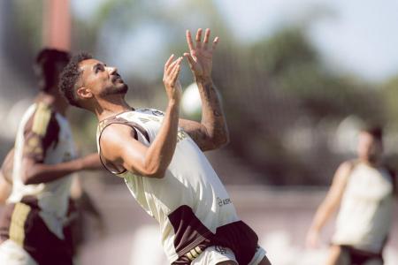 Danilo em treino no Ninho em preparação para Copa do Brasil em 2026