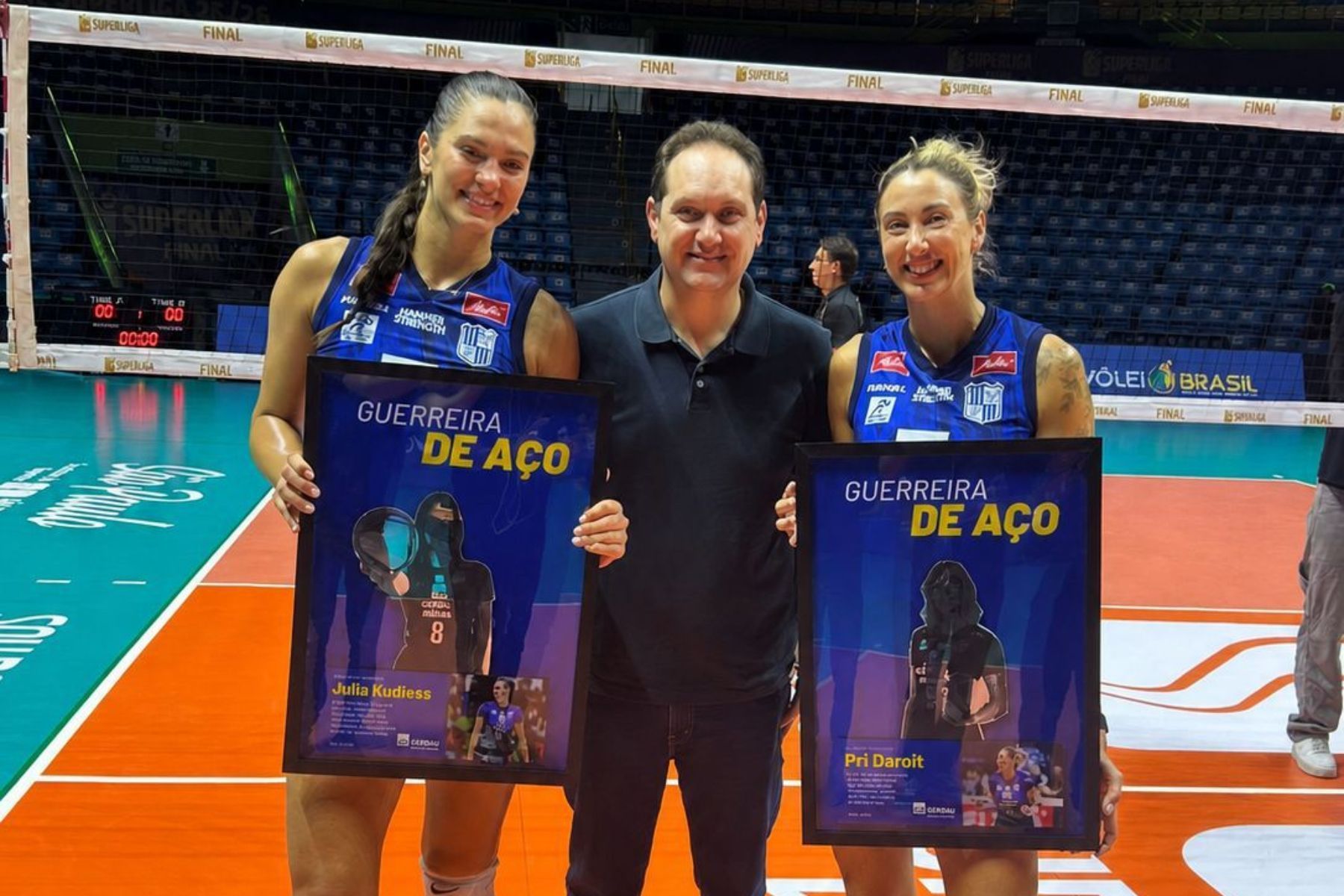 Pri Daroit e Julia Kudiess, do Minas, recebem homenagem da Gerdau antes da final da Superliga