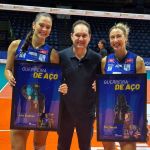 Pri Daroit e Julia Kudiess, do Minas, recebem homenagem da Gerdau antes da final da Superliga