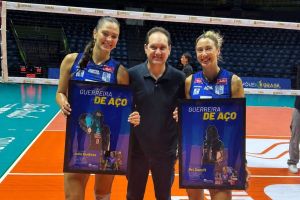 Pri Daroit e Julia Kudiess, do Minas, recebem homenagem da Gerdau antes da final da Superliga