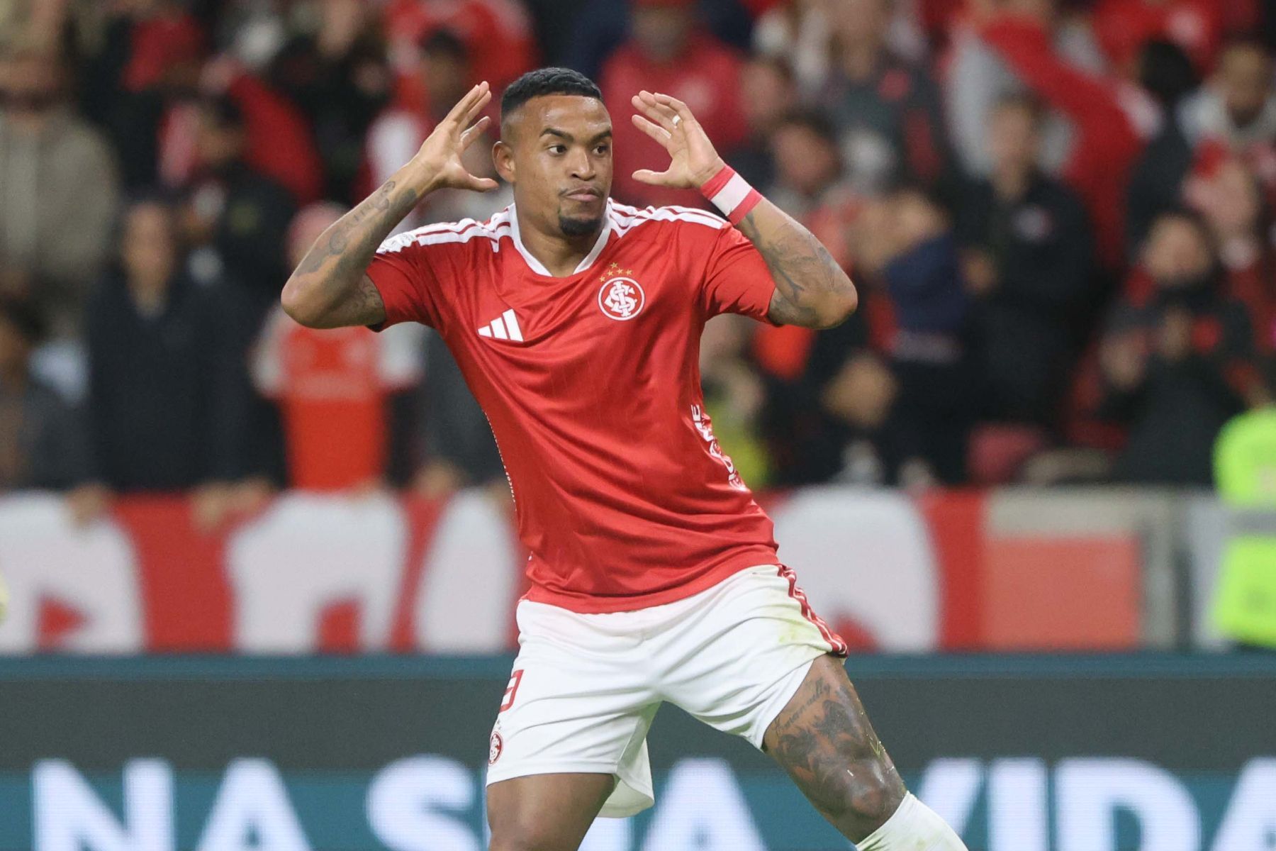 Atacante reage a gol contra o Flu e admite 'dívida' do Internacional no Brasileiro