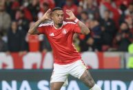 Atacante reage a gol contra o Flu e admite 'dívida' do Internacional no Brasileiro