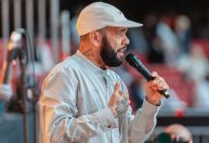 Daniel Alves é destaque para 35 mil pessoas em evento religioso na Espanha