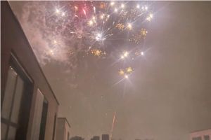Torcedores do Arsenal soltam fogos e incomodam delegação do Atlético de Madrid