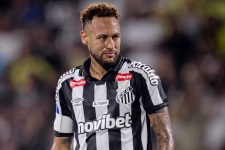 Neymar em ação no empate do Santos em 1 a 1 com o Deportivo Recoleta