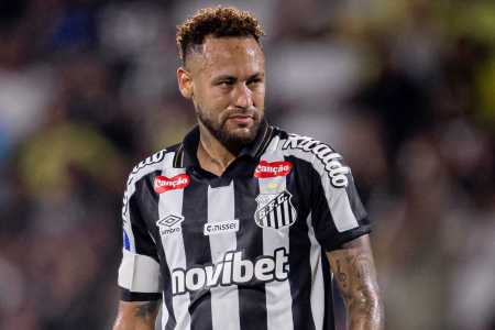 Neymar em ação no empate do Santos em 1 a 1 com o Deportivo Recoleta