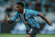 Pela primeira vez convocado, atacante do Grêmio pode desfalcar a equipe