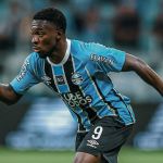 Pela primeira vez convocado, atacante do Grêmio pode desfalcar a equipe