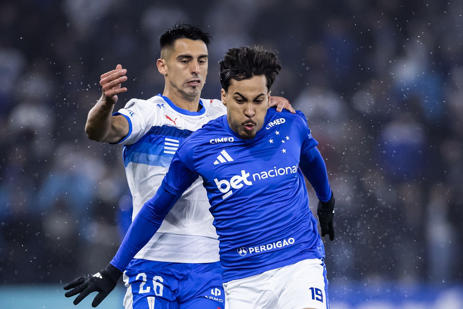 Com um a menos, Cruzeiro resiste e segura empate com U. Católica pela Libertadores