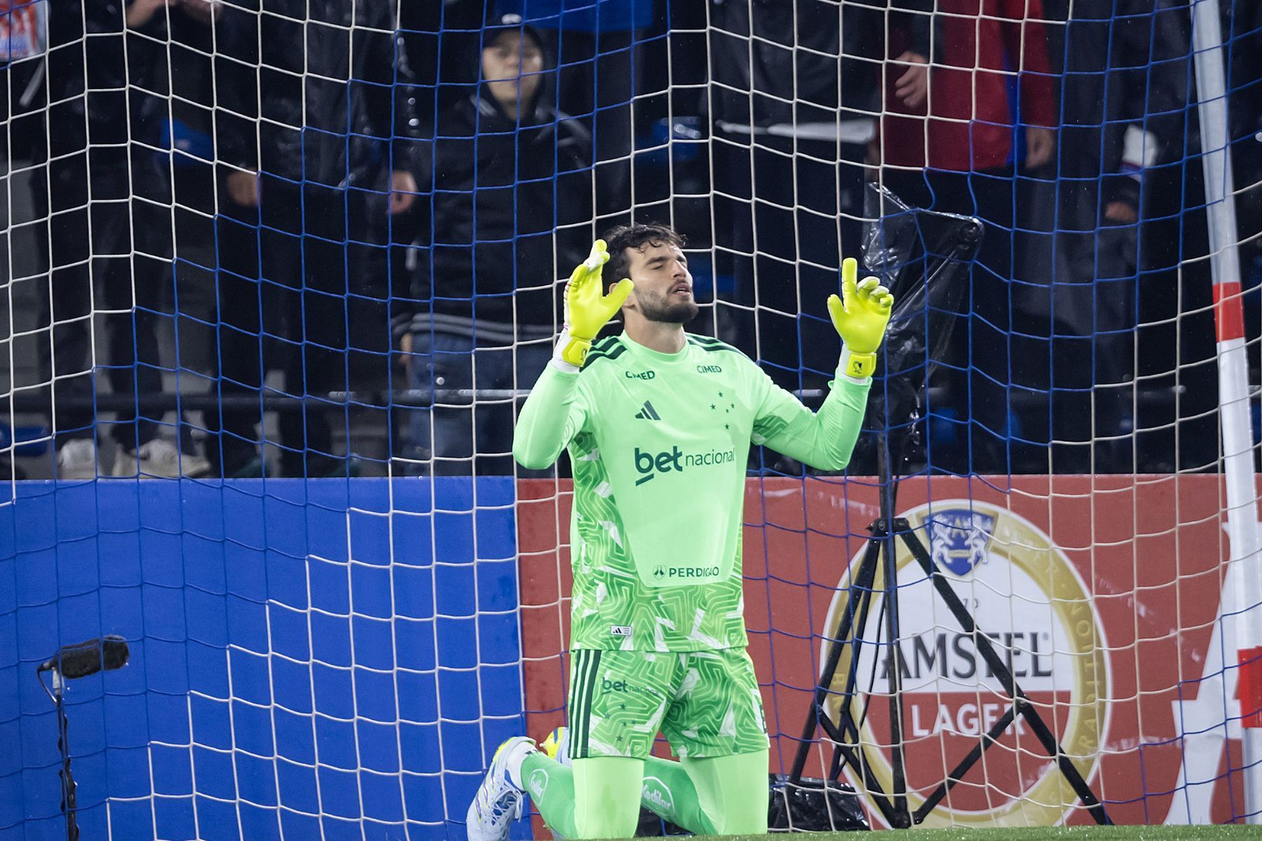 Otávio tem jogo de afirmação e ajuda Cruzeiro a resistir com um a menos na Libertadores