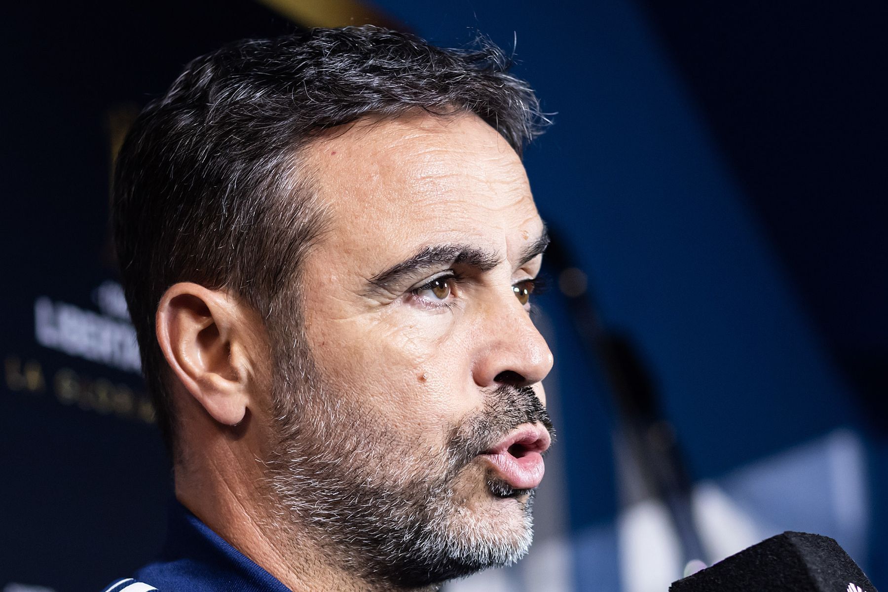 Artur Jorge reage ao empate com Católica e analisa postura do Cruzeiro após expulsão