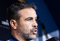 Artur Jorge reage ao empate com Católica e analisa postura do Cruzeiro após expulsão