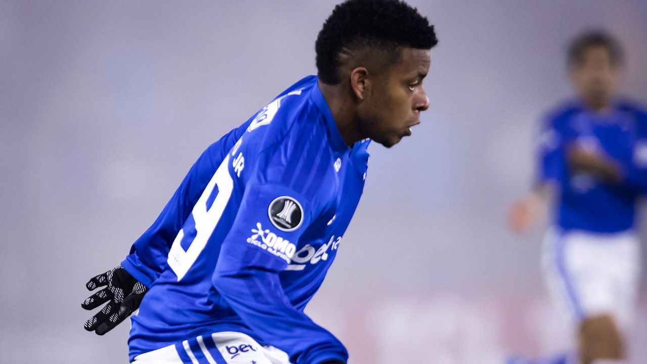 Keny Arroyo se pronuncia sobre expulsão em empate do Cruzeiro na Libertadores