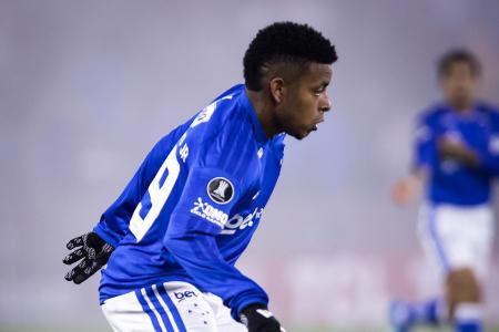 Keny Arroyo, jogador do Cruzeiro, em ação contra a Universidad Católica, em Santiago