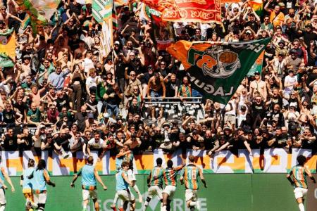 Jogadores do Venezia comemorando com a torcida