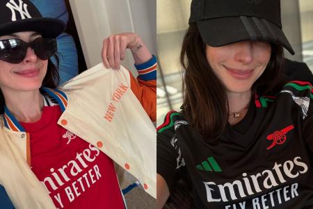 Anne Hathaway com a camisa do Arsenal