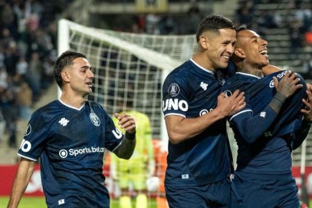 Time do Independiente Rivadavia celebra gol contra o La Guaira