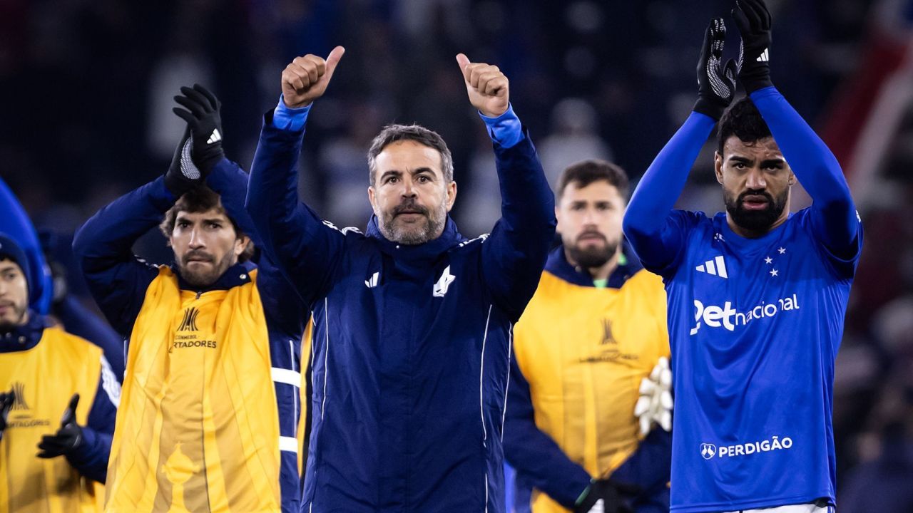 Artur Jorge trava substituições e Cruzeiro desafia inferioridade numérica no Chile