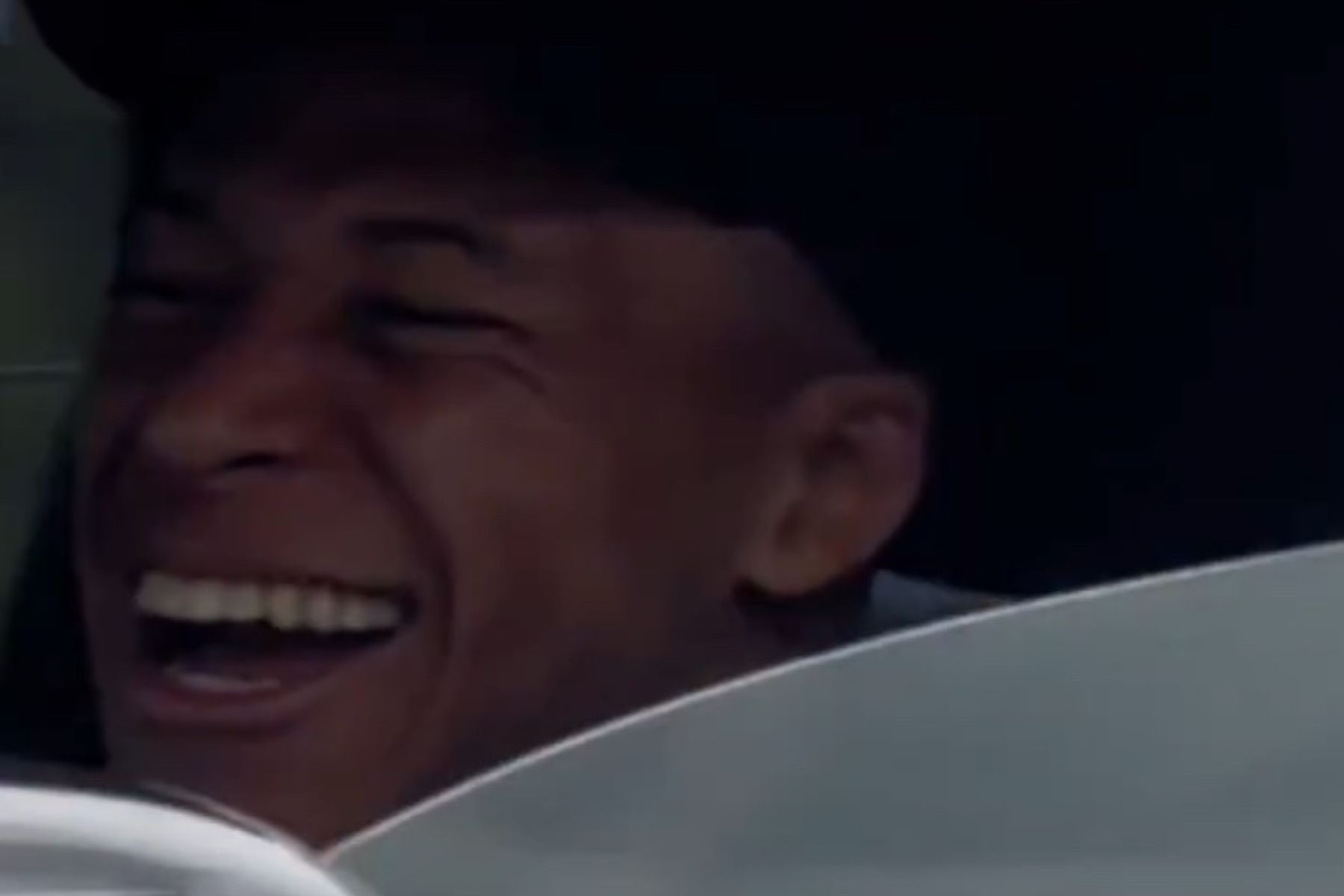 Em meio à crise, Mbappé aparece sorrindo ao chegar no CT do Real Madrid