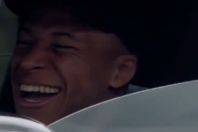 Em meio à crise, Mbappé aparece sorrindo ao chegar no CT do Real Madrid