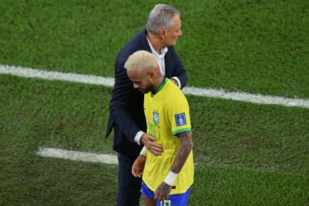 Neymar e Tite, durante jogo na Copa do Mundo de 2022, no Catar
