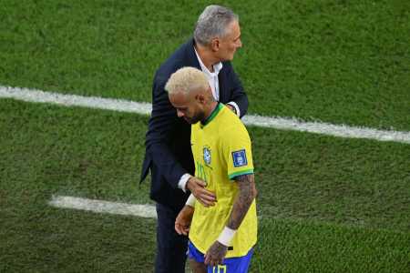 Neymar e Tite, durante jogo na Copa do Mundo de 2022, no Catar
