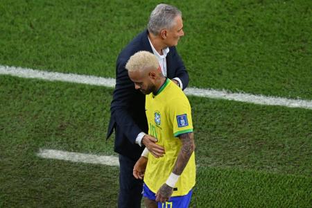 Neymar e Tite, durante jogo na Copa do Mundo de 2022, no Catar