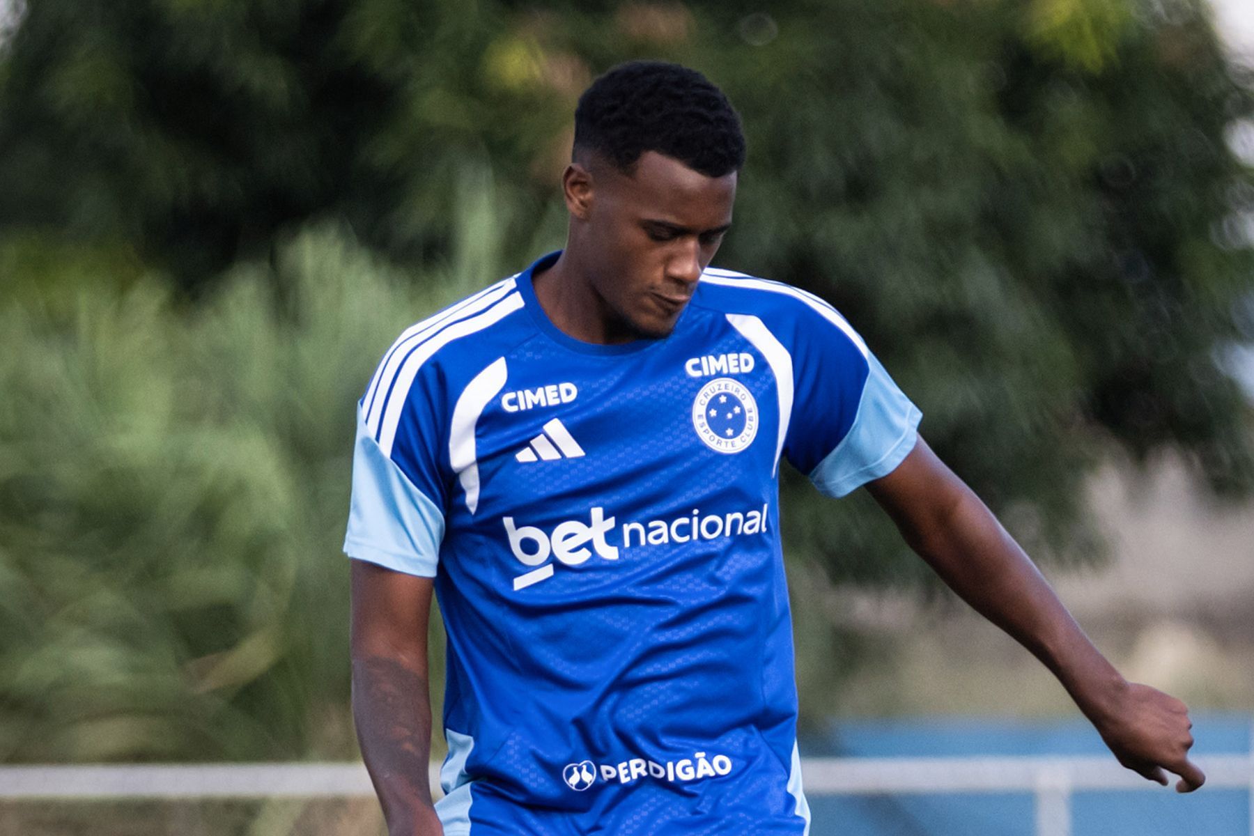 Jovem zagueiro reforça delegação do Cruzeiro e é opção contra o Bahia