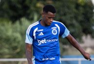 Jovem zagueiro reforça delegação do Cruzeiro e é opção contra o Bahia