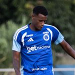 Jovem zagueiro reforça delegação do Cruzeiro e é opção contra o Bahia