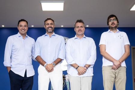 Pedro Junio, vice-presidente do Cruzeiro (esq), ao lado de Artur Jorge, Bruno Spindel e Joaquim Pinto • Gustavo Aleixo/Cruzeiro